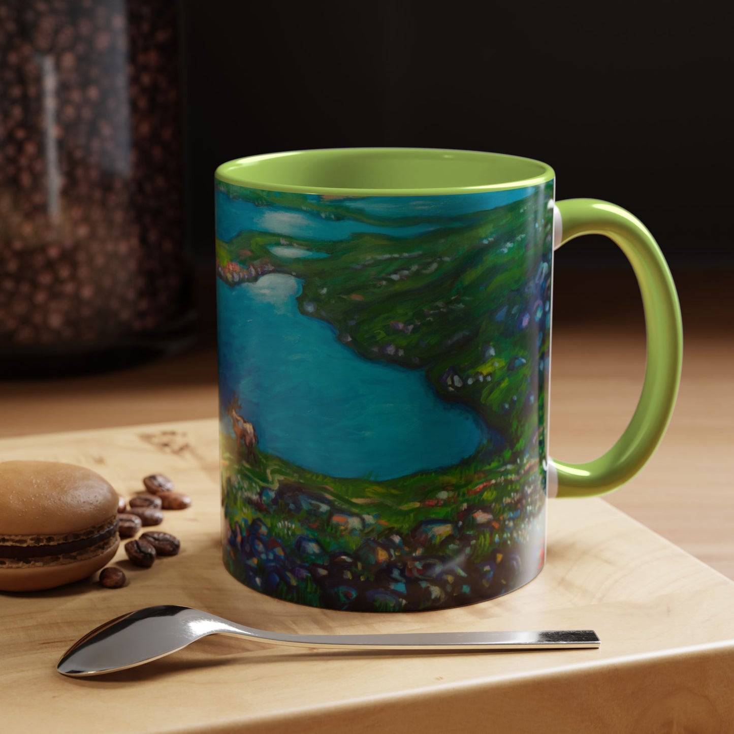Kaffeetasse mit malerischem Seemotiv – blaue Innenseite