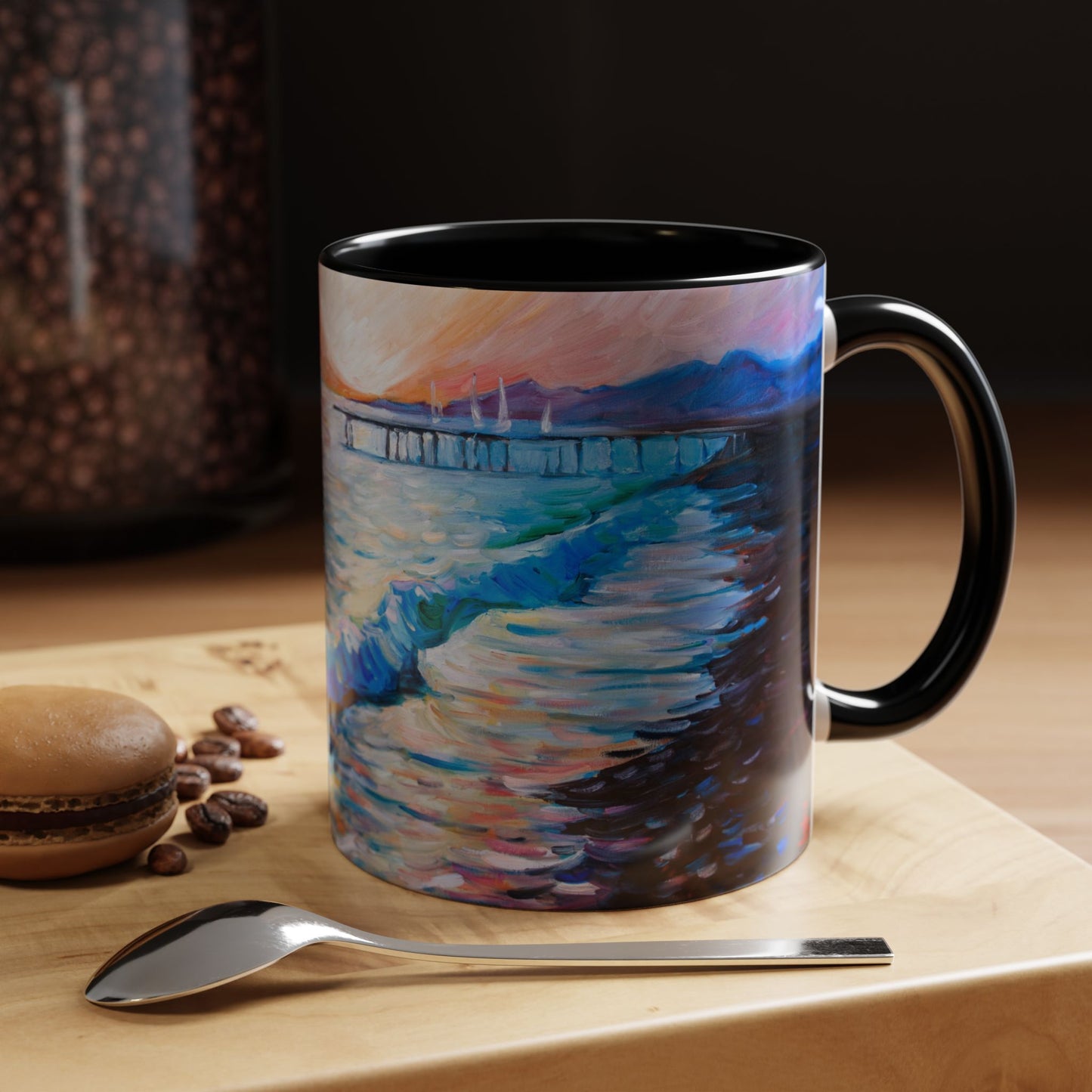 Kaffeetasse „Sonnenaufgang an der Küste“ – Tasse mit Meerespier-Motiv (325 ml)