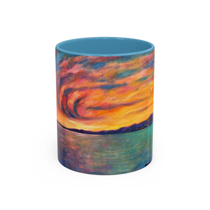 Kaffeetasse mit Akzent „Sonnenuntergang am Meer“ – Farbenfrohes Kunstwerk zum Sonnenuntergang am Meer (11/15 oz)