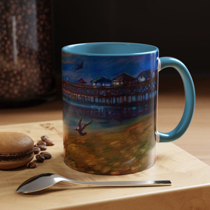 Kaffeetasse „Sonnenuntergang am Küstenpier“ – Künstlerische Tasse mit maritimem Akzent (325 ml)