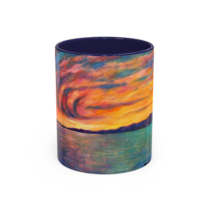 Kaffeetasse mit Akzent „Sonnenuntergang am Meer“ – Farbenfrohes Kunstwerk zum Sonnenuntergang am Meer (11/15 oz)