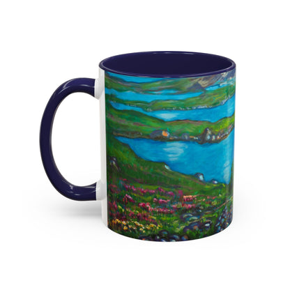 Kaffeetasse „Malerische Seenlandschaft“ – Keramiktasse mit blauem Akzent