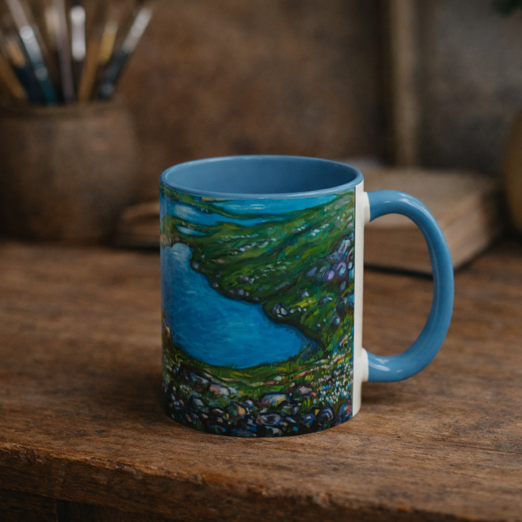 Kaffeetasse „Malerische Seenlandschaft“ – Keramiktasse mit blauem Akzent
