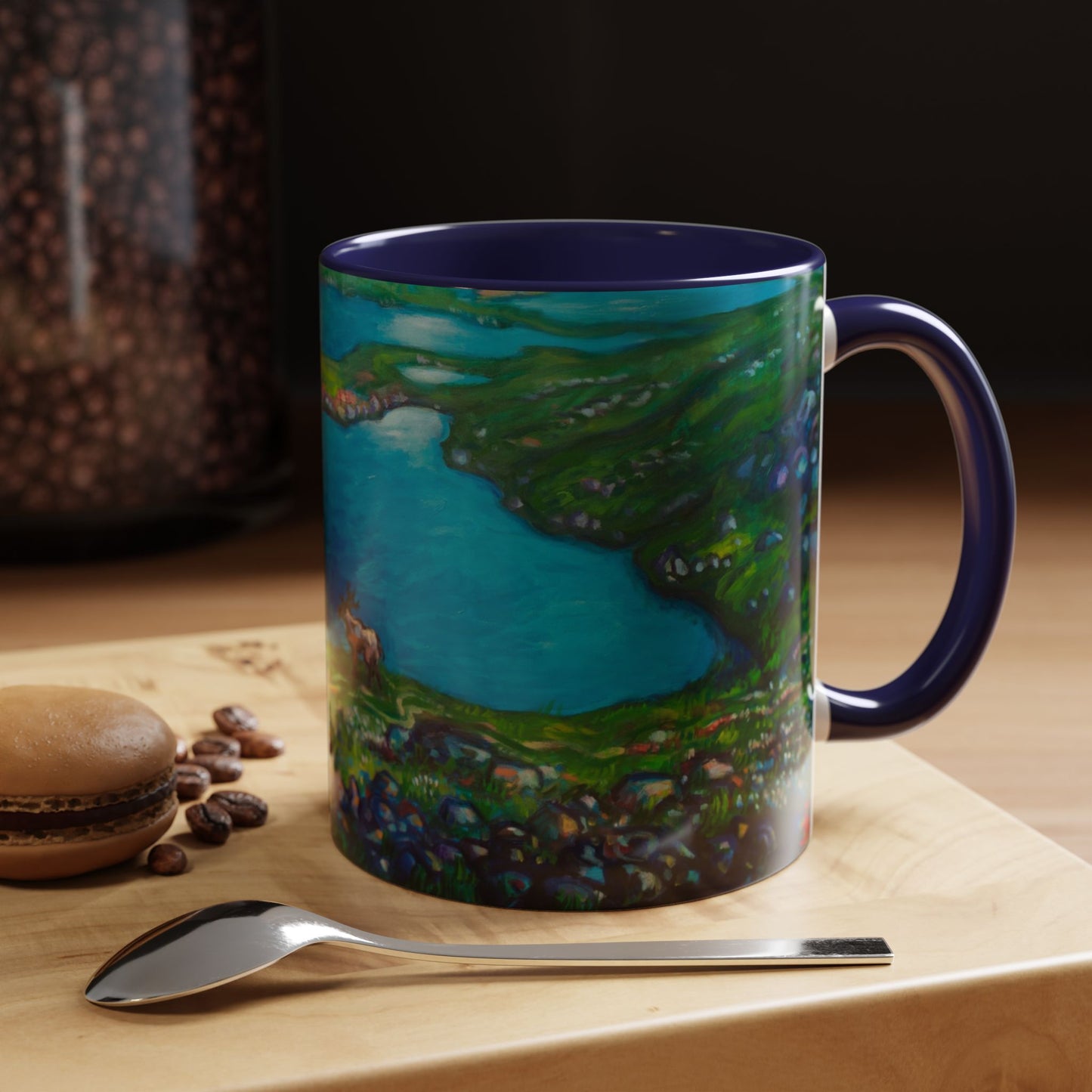 Kaffeetasse mit malerischem Seemotiv – blaue Innenseite