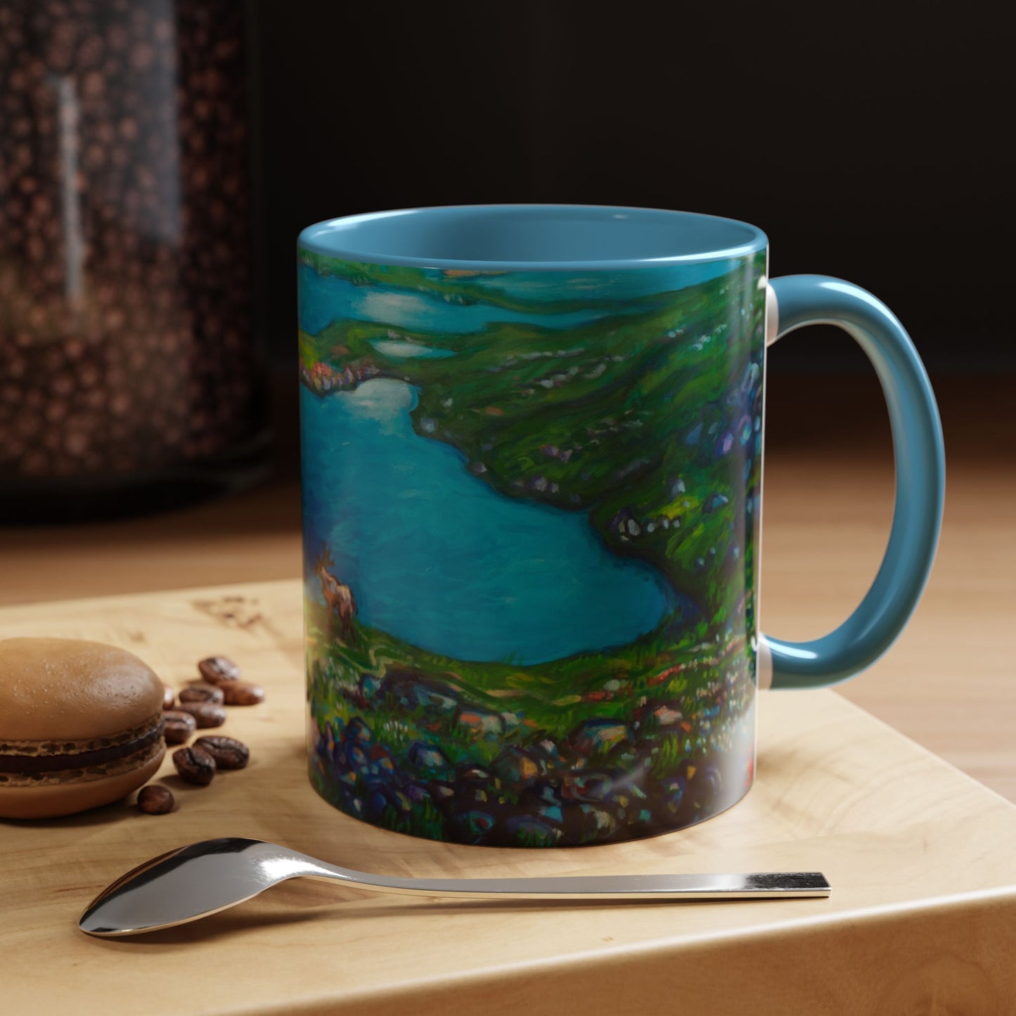 Kaffeetasse mit malerischem Seemotiv – blaue Innenseite