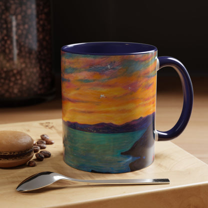Kaffeetasse mit Akzent „Sonnenuntergang am Meer“ – Farbenfrohes Kunstwerk zum Sonnenuntergang am Meer (11/15 oz)