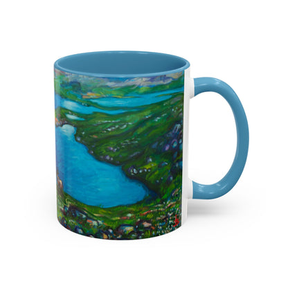 Kaffeetasse „Malerische Seenlandschaft“ – Keramiktasse mit blauem Akzent