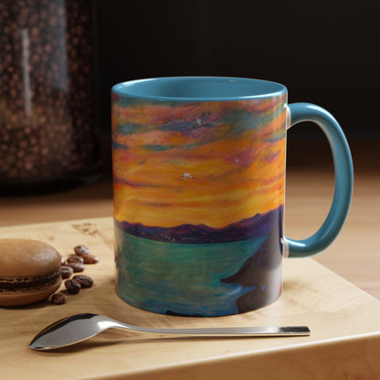 Kaffeetasse mit Akzent „Sonnenuntergang am Meer“ – Farbenfrohes Kunstwerk zum Sonnenuntergang am Meer (11/15 oz)